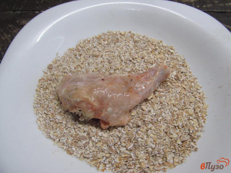 Фото приготовление рецепта: Куриные крылья в овсяной панировке шаг №8