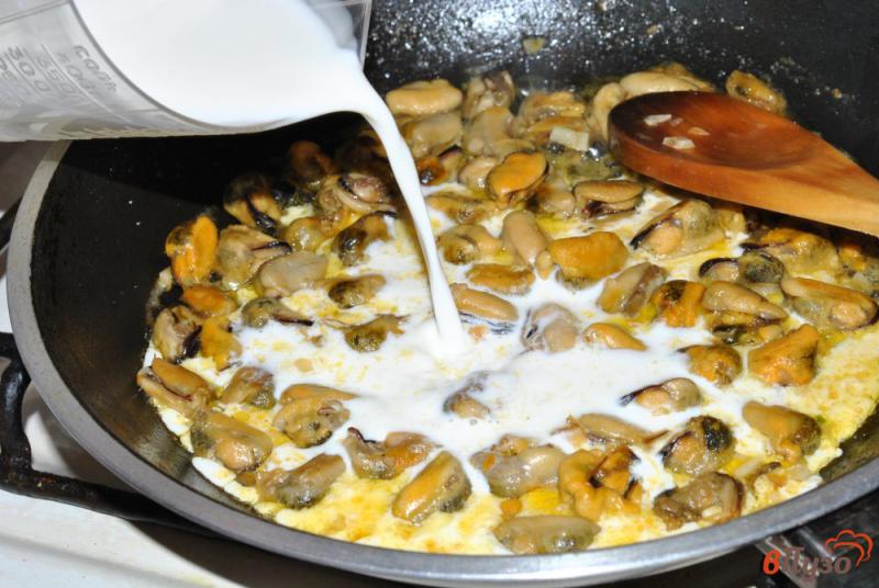 Фото приготовление рецепта: Паста с мидиями в сливочном соусе шаг №2