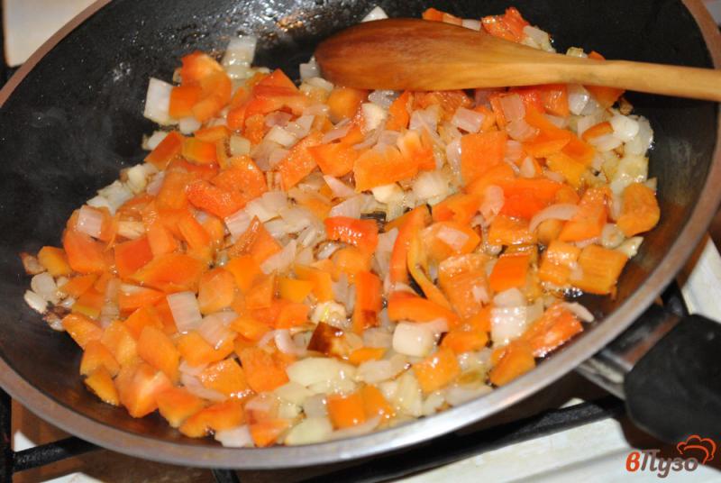 Фото приготовление рецепта: Глазунья с овощами шаг №1