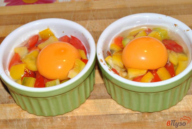 Фото приготовление рецепта: Яйца кокот с беконом и овощами шаг №2