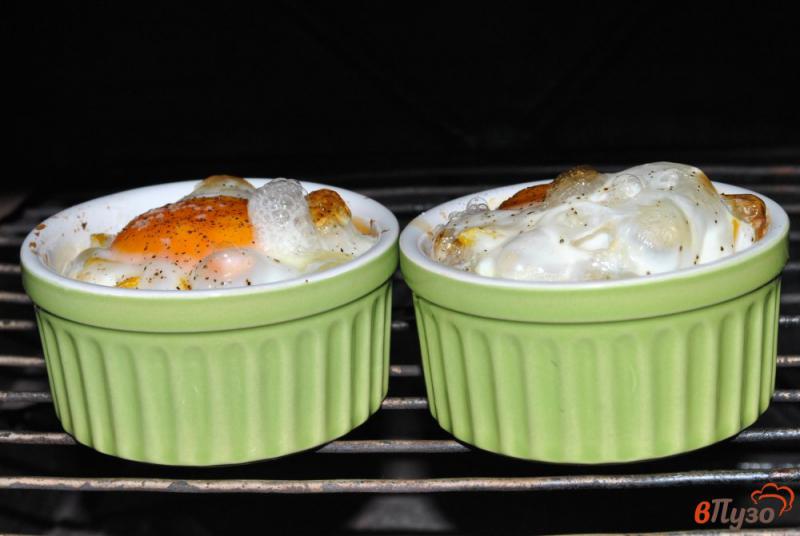 Фото приготовление рецепта: Яйца кокот с беконом и овощами шаг №3