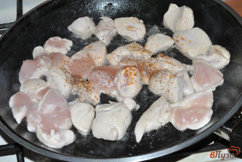 Фото приготовление рецепта: Запеканка из курицы с кабачком и грибами шаг №3