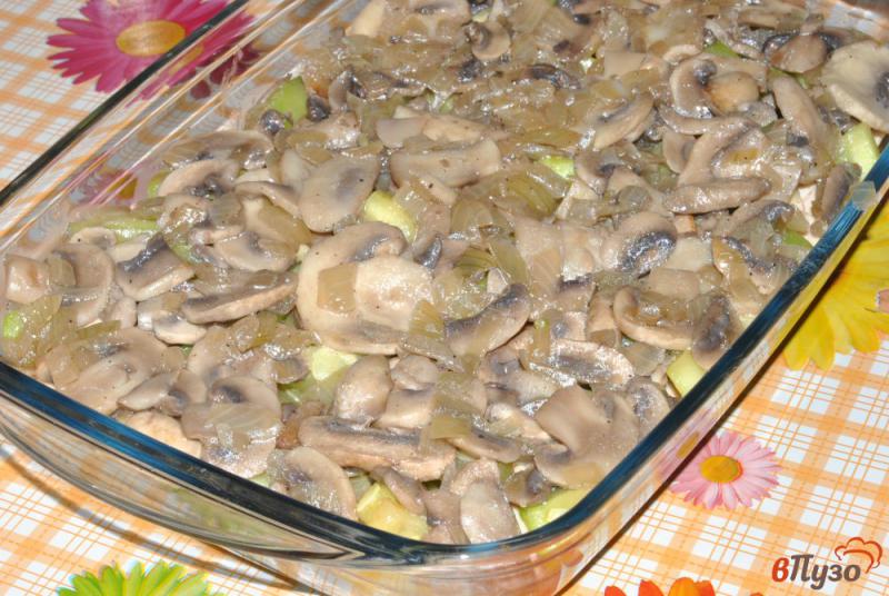 Фото приготовление рецепта: Запеканка из курицы с кабачком и грибами шаг №4