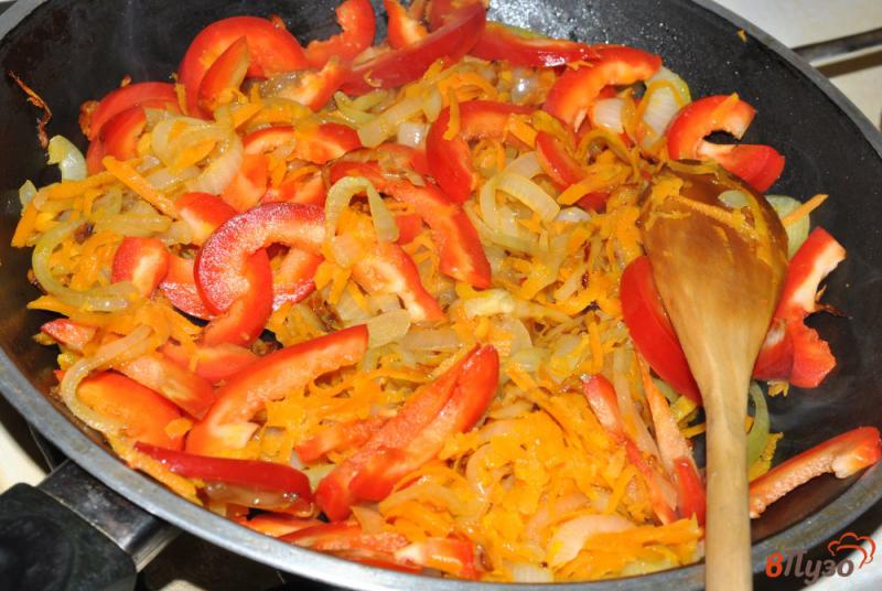 Фото приготовление рецепта: Рыба тушеная с овощами в томатном соусе шаг №3