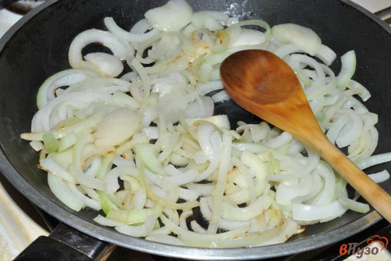 Фото приготовление рецепта: Рыба тушеная с овощами в томатном соусе шаг №2