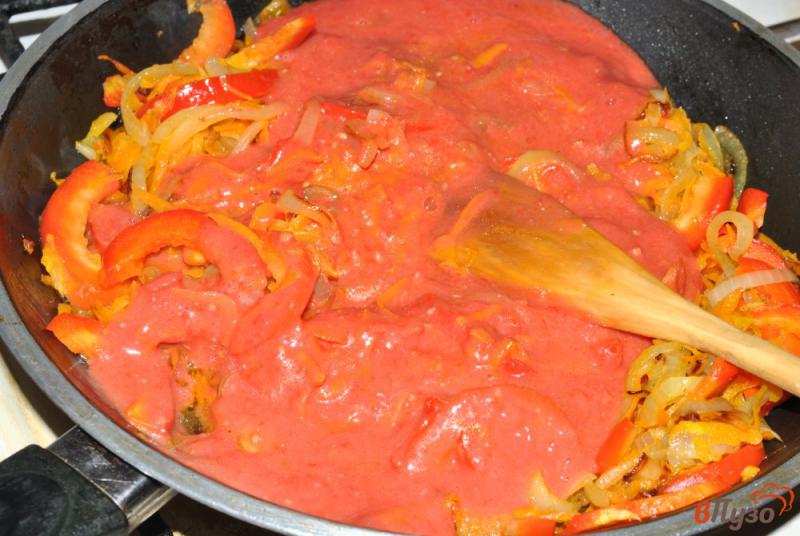 Фото приготовление рецепта: Рыба тушеная с овощами в томатном соусе шаг №4