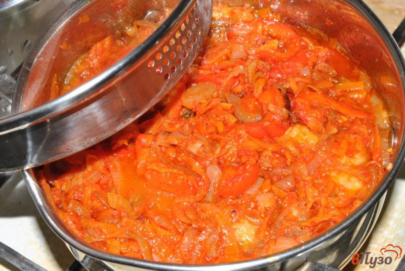 Фото приготовление рецепта: Рыба тушеная с овощами в томатном соусе шаг №6