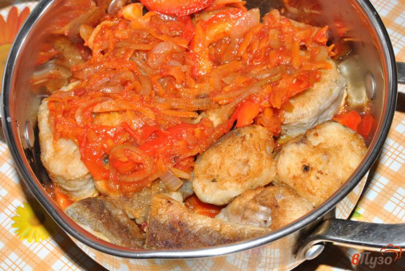Фото приготовление рецепта: Рыба тушеная с овощами в томатном соусе шаг №5