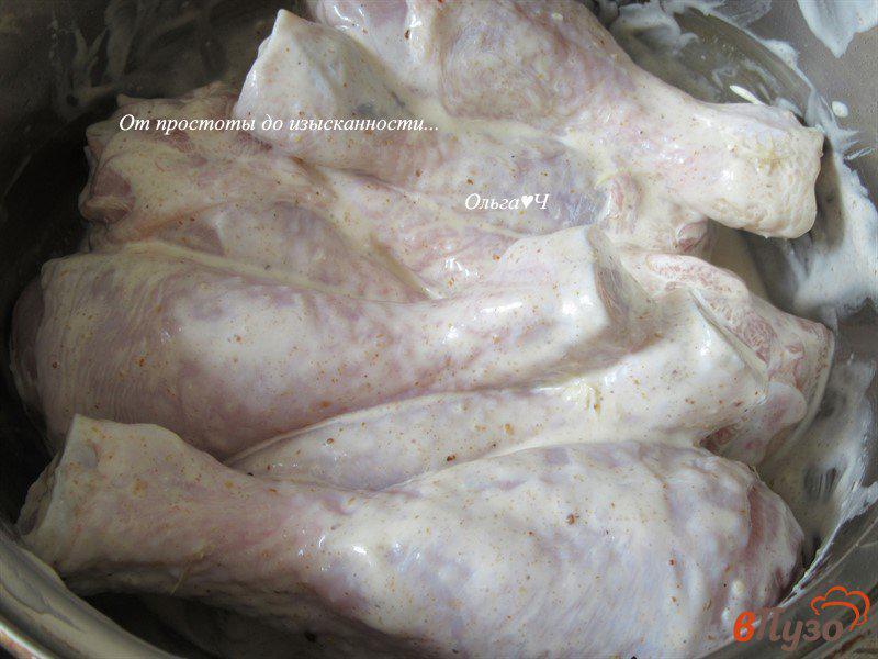 Фото приготовление рецепта: Куриные голени в тесте с капустой и зеленым горошком шаг №3