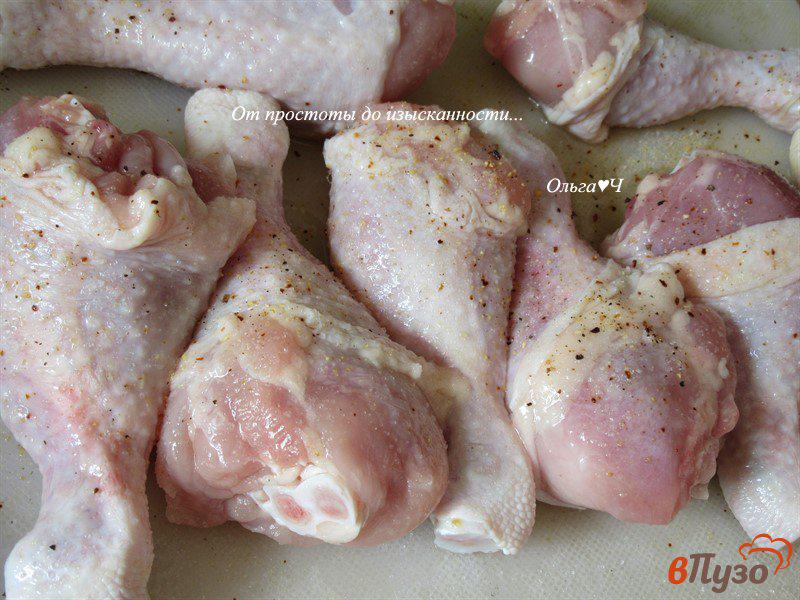 Фото приготовление рецепта: Куриные голени в тесте с капустой и зеленым горошком шаг №2