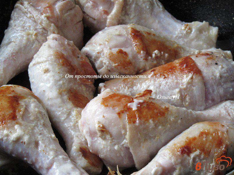 Фото приготовление рецепта: Куриные голени в тесте с капустой и зеленым горошком шаг №5