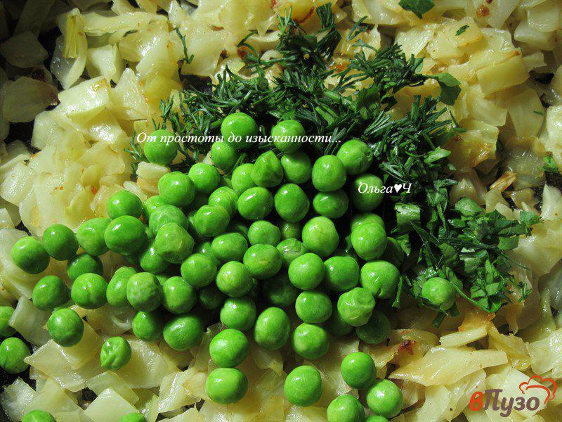 Фото приготовление рецепта: Куриные голени в тесте с капустой и зеленым горошком шаг №4