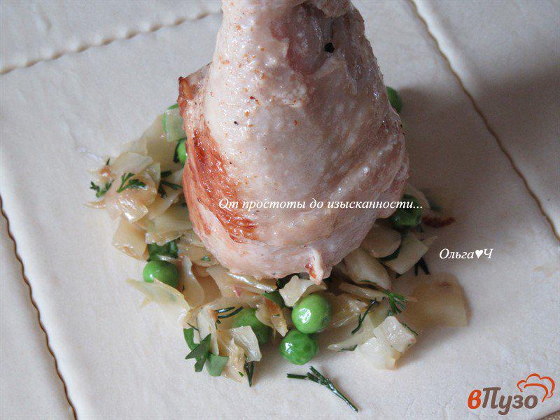 Фото приготовление рецепта: Куриные голени в тесте с капустой и зеленым горошком шаг №6