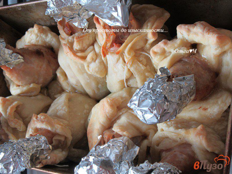 Фото приготовление рецепта: Куриные голени в тесте с капустой и зеленым горошком шаг №9