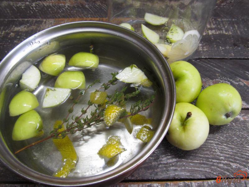Фото приготовление рецепта: Яблочный напиток с тимьяном шаг №1
