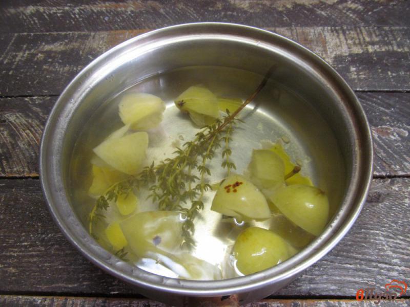 Фото приготовление рецепта: Яблочный напиток с тимьяном шаг №3
