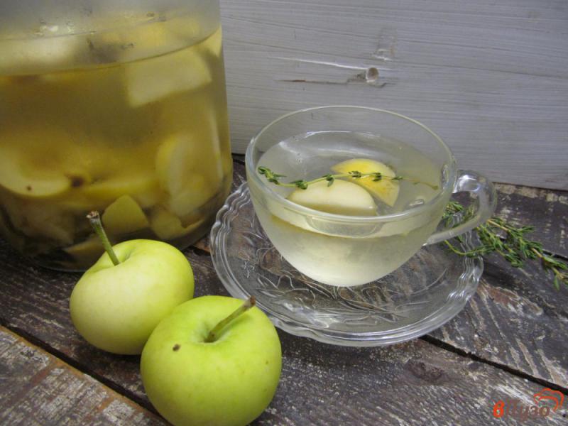 Фото приготовление рецепта: Яблочный напиток с тимьяном шаг №5