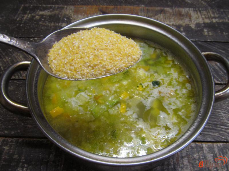 Фото приготовление рецепта: Кабачковый суп с кукурузной крупой шаг №4