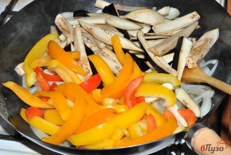 Фото приготовление рецепта: Кальмары тушеные с овощами шаг №3