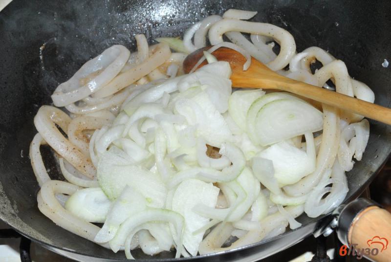 Фото приготовление рецепта: Кальмары тушеные с овощами шаг №2