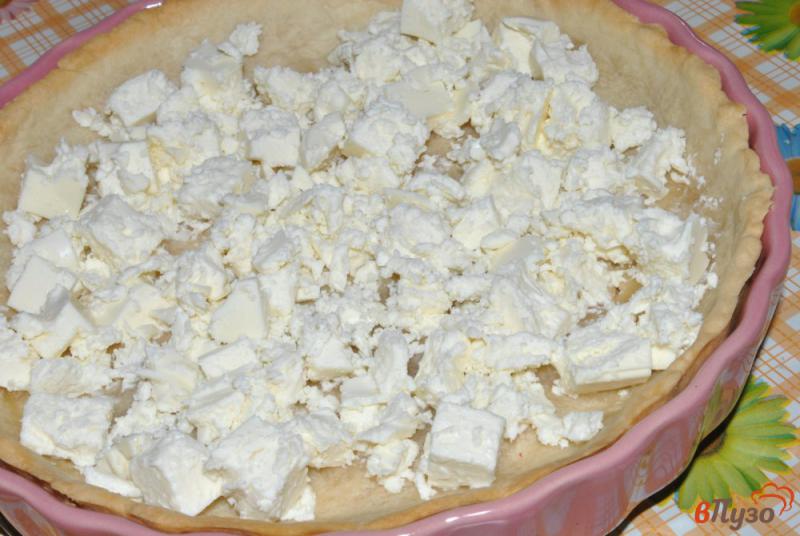 Фото приготовление рецепта: Песочный пирог с фетой и помидорами шаг №4