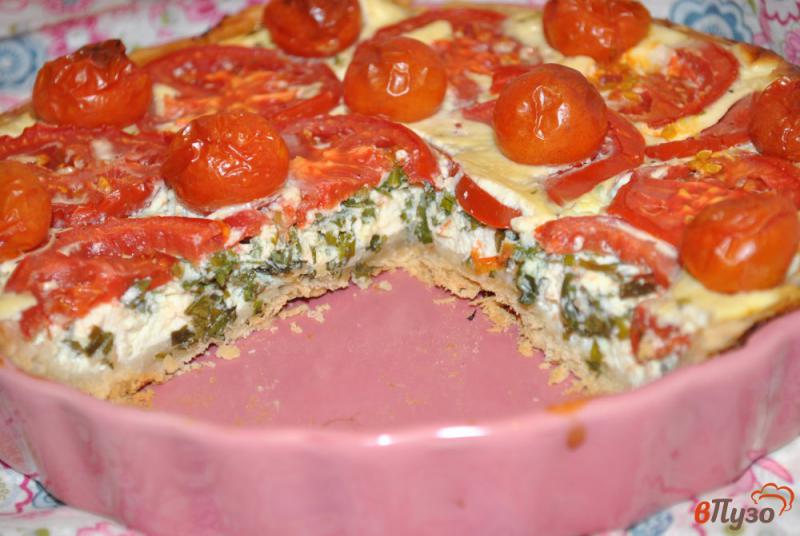 Фото приготовление рецепта: Песочный пирог с фетой и помидорами шаг №7