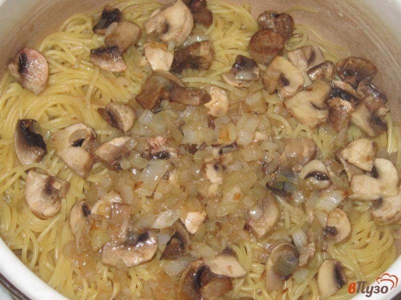 Фото приготовление рецепта: Спагетти с шампиньонами шаг №5