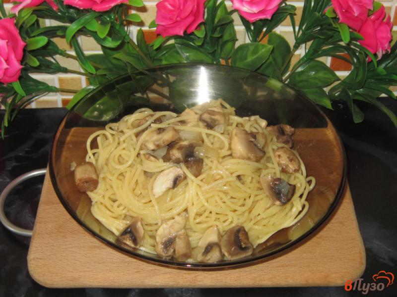 Фото приготовление рецепта: Спагетти с шампиньонами шаг №6