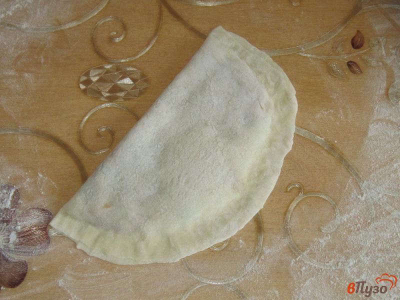 Фото приготовление рецепта: Чебуреки на заварном тесте с зеленью шаг №9