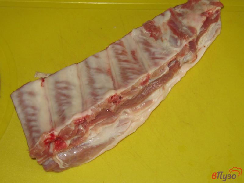Фото приготовление рецепта: Свиные ребра жаренные с аджикой и чесноком шаг №1