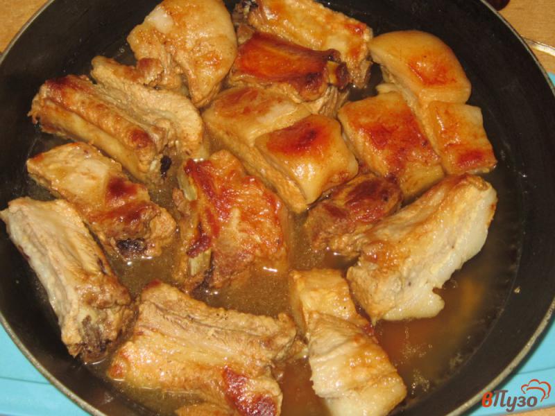 Фото приготовление рецепта: Свиные ребра жаренные с аджикой и чесноком шаг №3