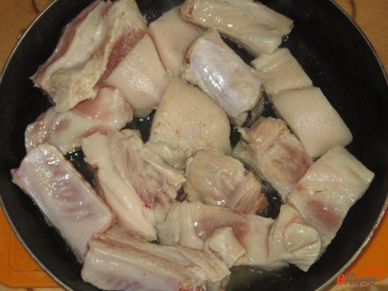 Фото приготовление рецепта: Свиные ребра жаренные с аджикой и чесноком шаг №2