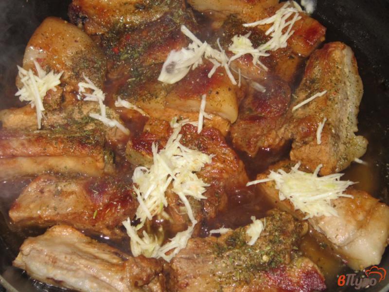 Фото приготовление рецепта: Свиные ребра жаренные с аджикой и чесноком шаг №5