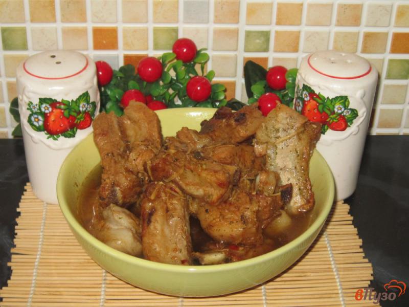 Фото приготовление рецепта: Свиные ребра жаренные с аджикой и чесноком шаг №6