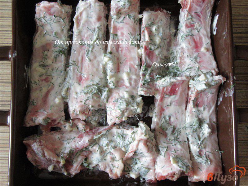 Фото приготовление рецепта: Свиные ребрышки, запеченные в сметане с зеленью шаг №2
