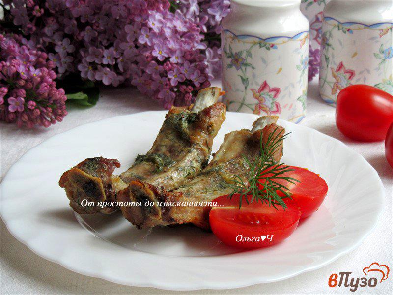 Фото приготовление рецепта: Свиные ребрышки, запеченные в сметане с зеленью шаг №4
