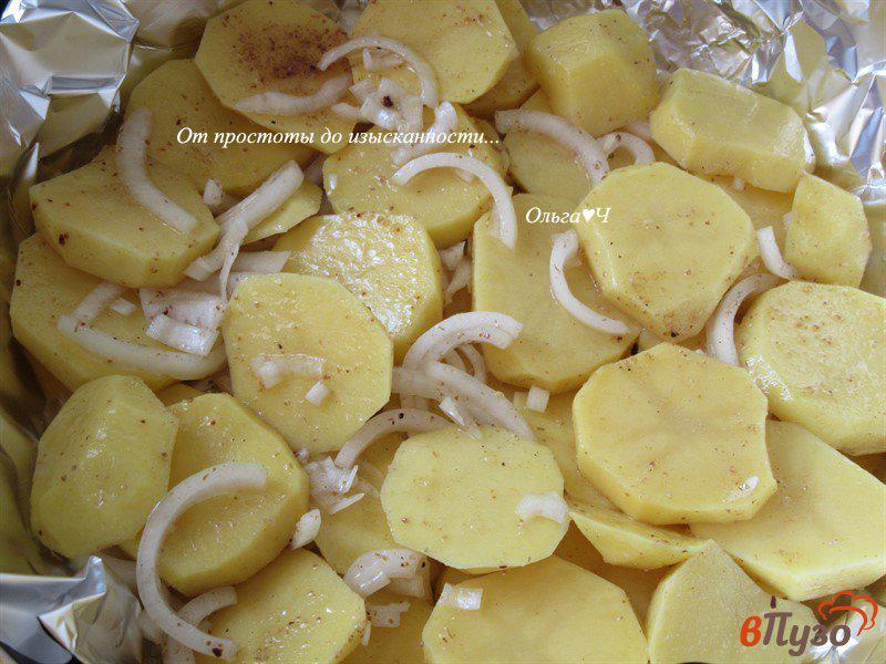 Фото приготовление рецепта: Скумбрия с картофелем и лимоном шаг №3