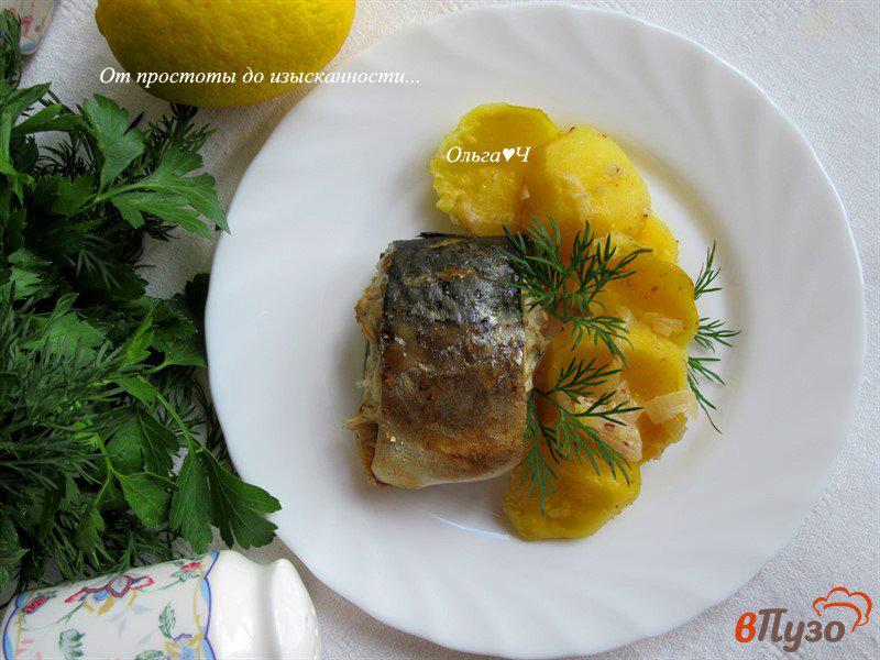 Фото приготовление рецепта: Скумбрия с картофелем и лимоном шаг №6