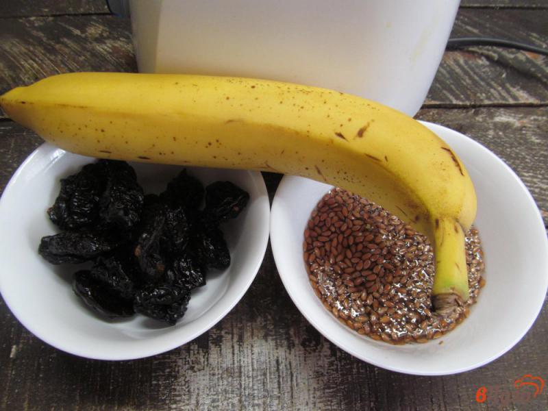 Фото приготовление рецепта: Смузи из семян льна с бананом и черносливом шаг №1