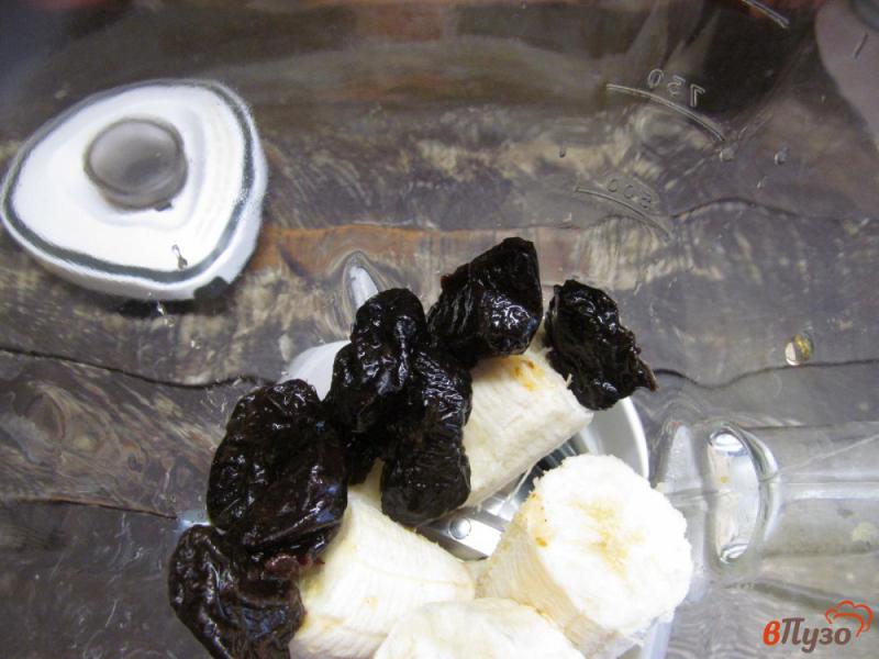 Фото приготовление рецепта: Смузи из семян льна с бананом и черносливом шаг №2