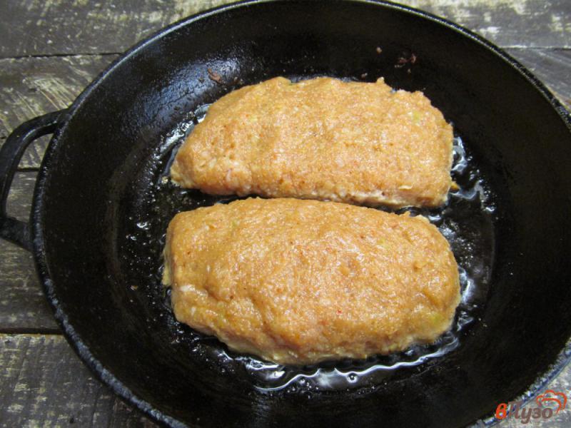 Фото приготовление рецепта: Котлеты с начинкой из сыра с тимьяном шаг №10