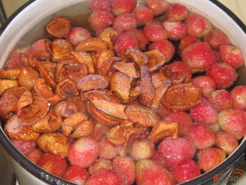 Фото приготовление рецепта: Компот из клубники и сушеных яблок шаг №2