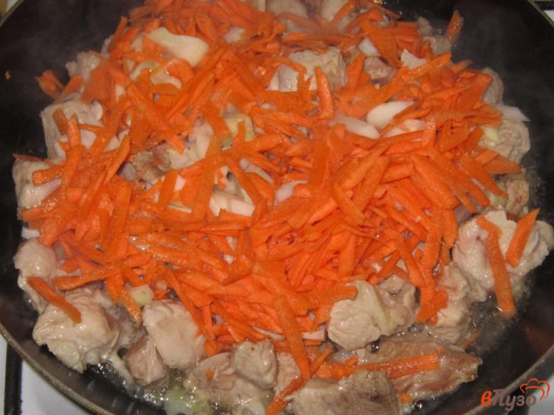 Фото приготовление рецепта: Свинина с подливой на сковороде (с аджикой и соевым соусом) шаг №2