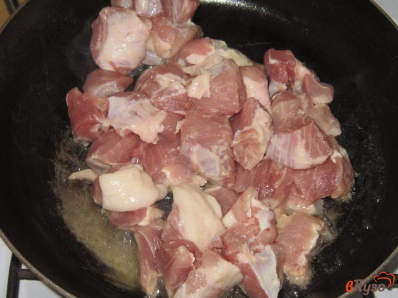 Фото приготовление рецепта: Свинина с подливой на сковороде (с аджикой и соевым соусом) шаг №1