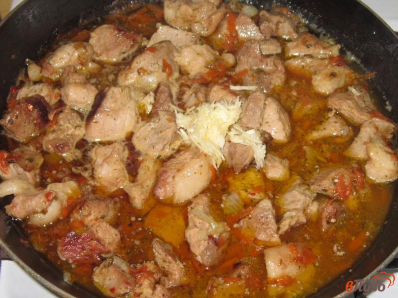 Фото приготовление рецепта: Свинина с подливой на сковороде (с аджикой и соевым соусом) шаг №5