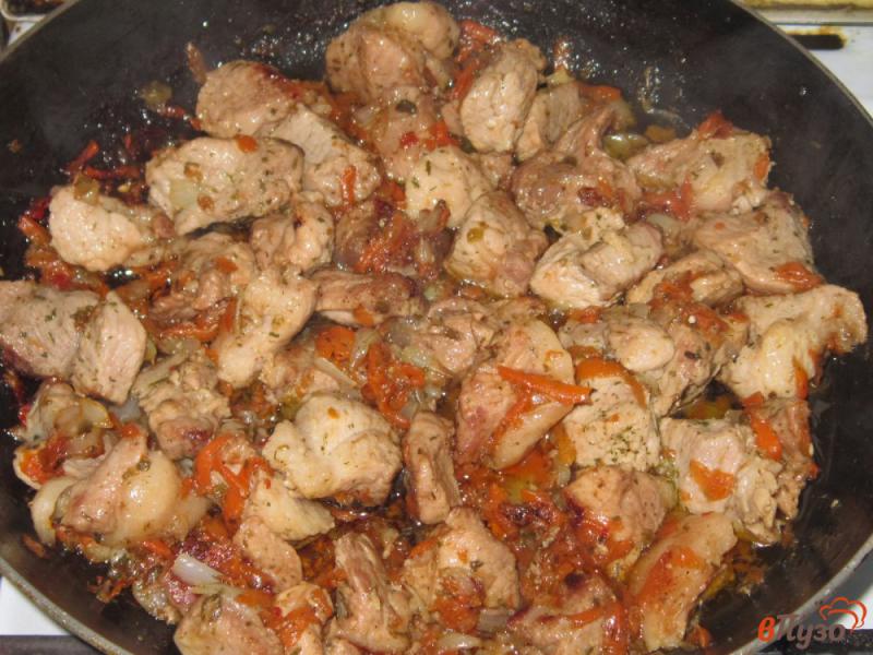Фото приготовление рецепта: Свинина с подливой на сковороде (с аджикой и соевым соусом) шаг №4