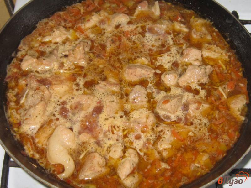 Фото приготовление рецепта: Свинина с подливой на сковороде (с аджикой и соевым соусом) шаг №6