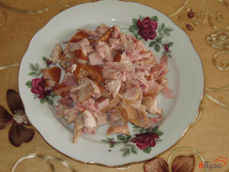 Фото приготовление рецепта: Слоеный салат  с сыром и копченой курицей шаг №1