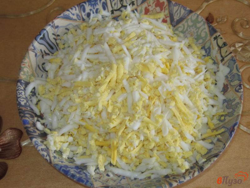 Фото приготовление рецепта: Слоеный салат  с сыром и копченой курицей шаг №2