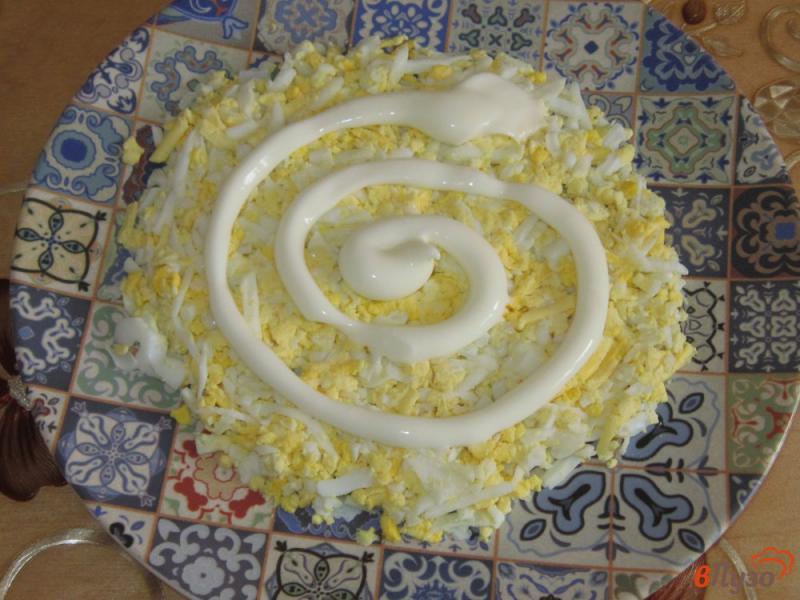 Фото приготовление рецепта: Слоеный салат  с сыром и копченой курицей шаг №4